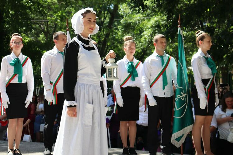 60 абсолвенти получиха дипломи за „Медицинска сестра“ и „Акушерка“