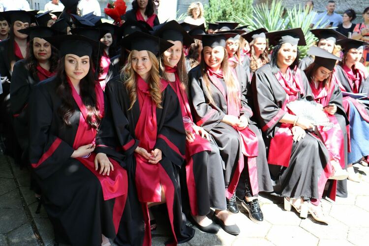 60 абсолвенти получиха дипломи за „Медицинска сестра“ и „Акушерка“