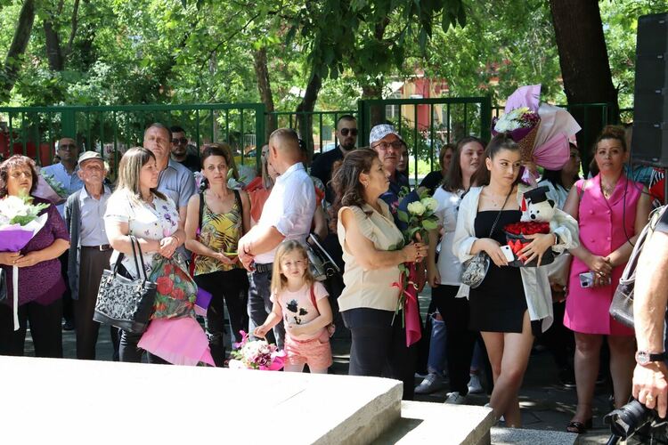 60 абсолвенти получиха дипломи за „Медицинска сестра“ и „Акушерка“