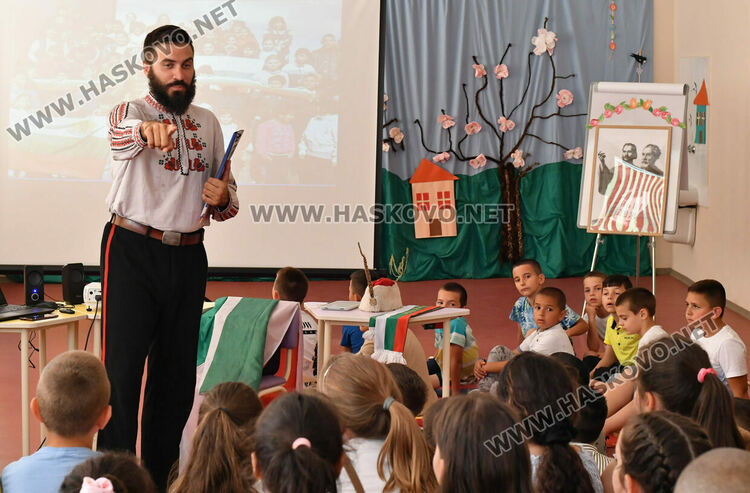 Потомък на четник от Ботевата чета учи децата в Хасково на родолюбие