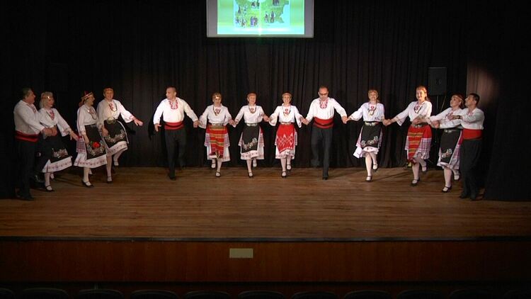 С бурно въодушевление бе посрещнат танцовият спектакъл  „Пъстро хоро” на НЧ „Обединение 1913