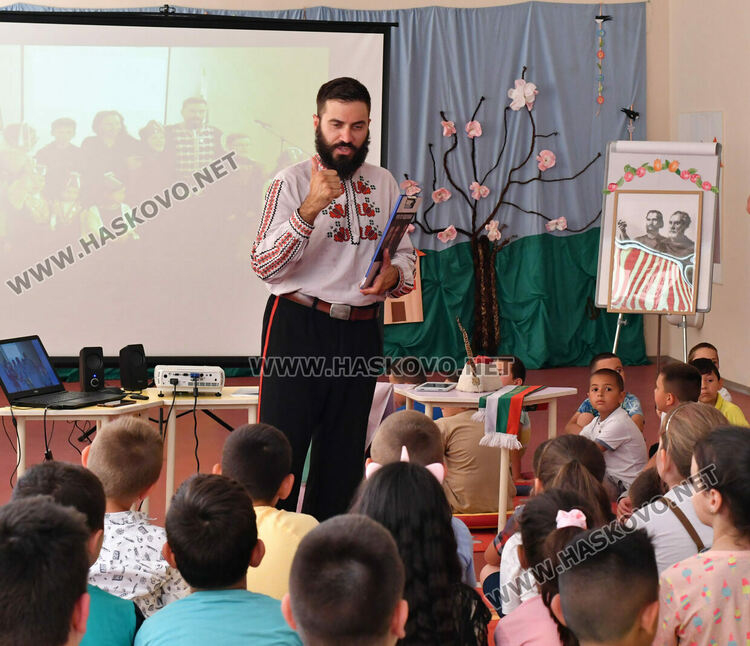 Потомък на четник от Ботевата чета учи децата в Хасково на родолюбие