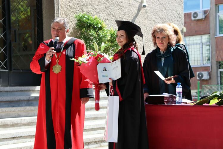 60 абсолвенти получиха дипломи за „Медицинска сестра“ и „Акушерка“