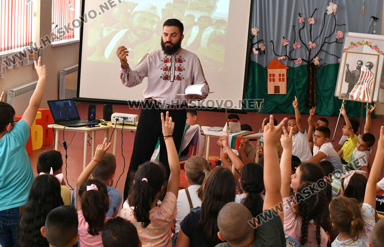 Потомък на четник от Ботевата чета учи децата в Хасково на родолюбие