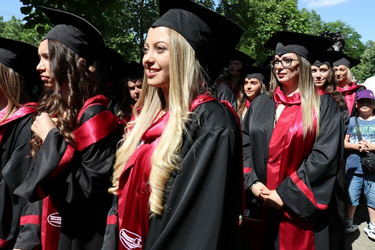 60 абсолвенти получиха дипломи за „Медицинска сестра“ и „Акушерка“