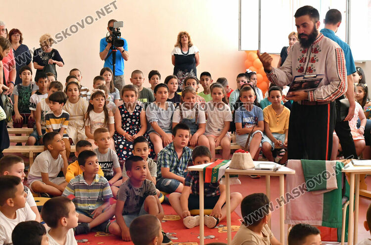 Потомък на четник от Ботевата чета учи децата в Хасково на родолюбие