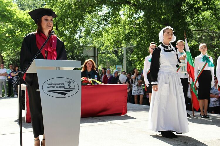 60 абсолвенти получиха дипломи за „Медицинска сестра“ и „Акушерка“