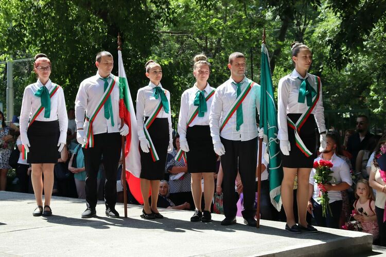 60 абсолвенти получиха дипломи за „Медицинска сестра“ и „Акушерка“