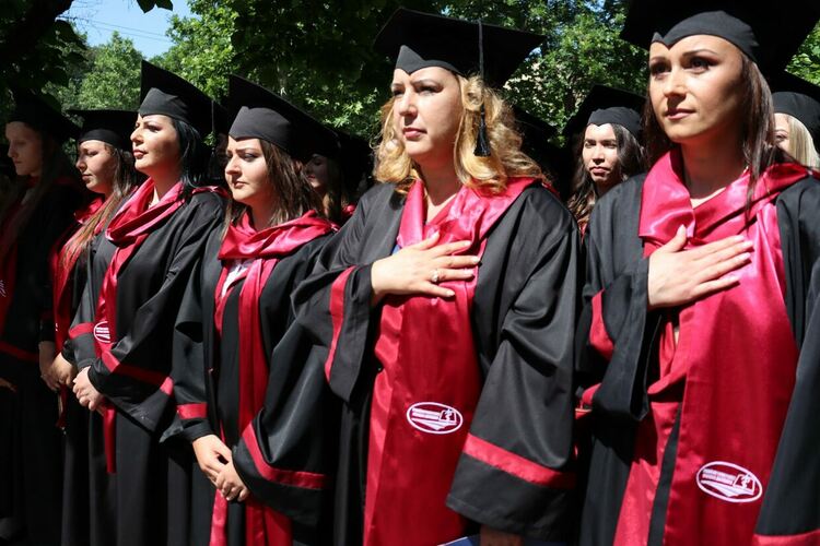 60 абсолвенти получиха дипломи за „Медицинска сестра“ и „Акушерка“