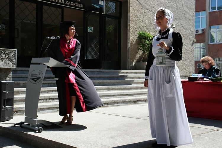 60 абсолвенти получиха дипломи за „Медицинска сестра“ и „Акушерка“