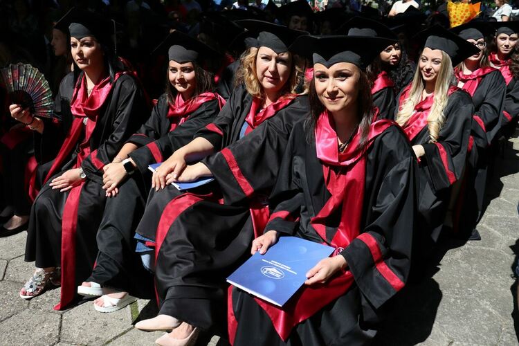 60 абсолвенти получиха дипломи за „Медицинска сестра“ и „Акушерка“