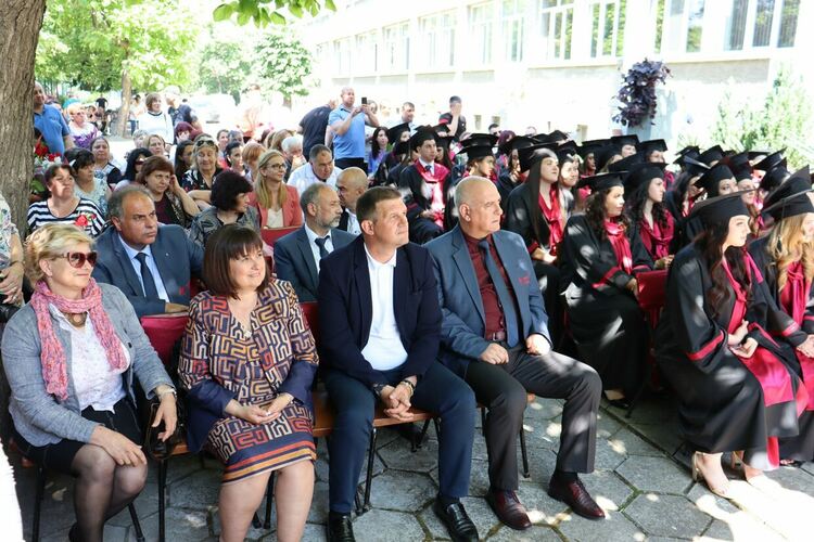 60 абсолвенти получиха дипломи за „Медицинска сестра“ и „Акушерка“