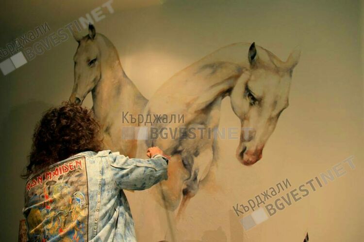 Гостува ни Виктория Стоянова с изложбата „Сестра на Вятъра”