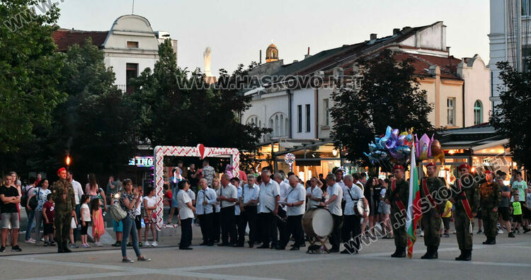 Заря в Хасково за Ботев и загиналите за свободата и независимостта на България  