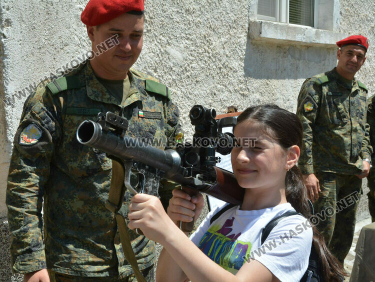 Ученици в казармата: стрелбите най-интересни