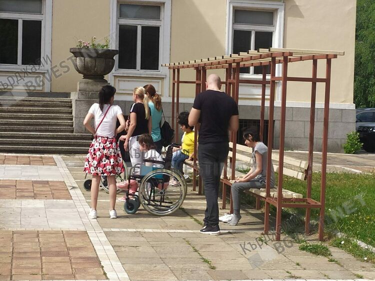 Подариха на децата с увреждания в Кърджали музикална постановка, Дома на културата осигури специална платформа за тях