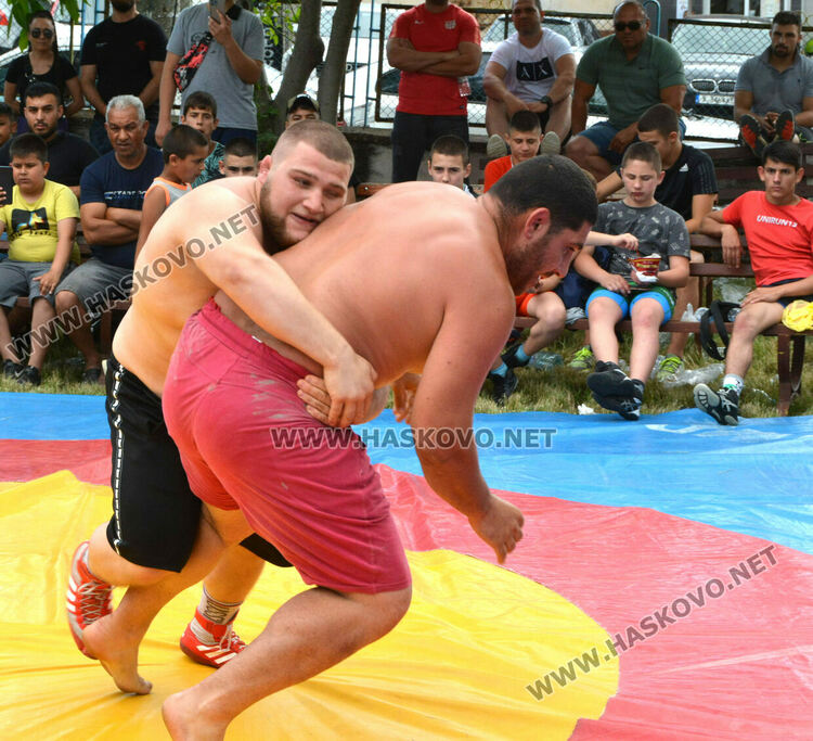 Националът по борба Георги Иванов спечели агне в турнир след победа над Георги Ванчев 
