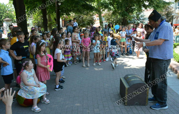 Актьорите Силвия Предова и Янко Митев забавляваха деца в Хасково на 1 юни
