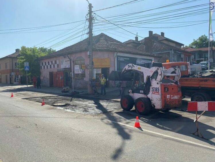 Още вчера вечерта започна почистването на наносите по пътните артерии и дъждоприемните шахти