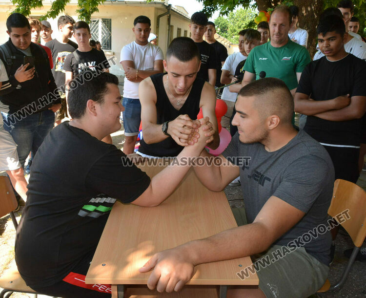 Механото чества патронен празник, отличиха изявени ученици