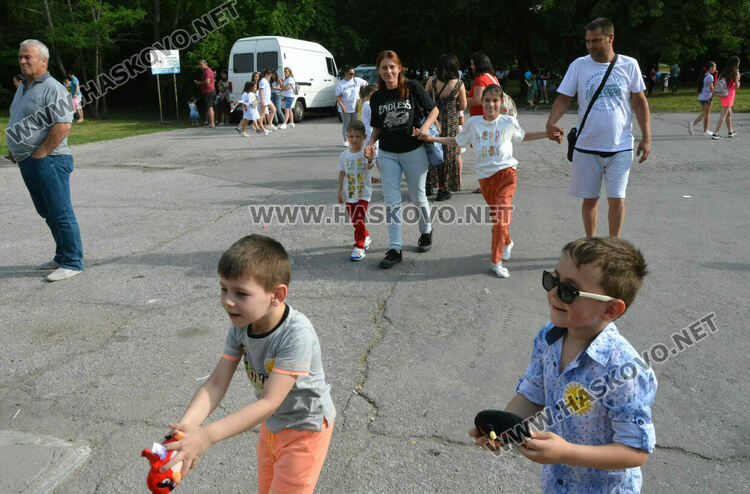 Дискотека на открито събра деца и възрастни в „Кенана“, имаше изненади и подаръци