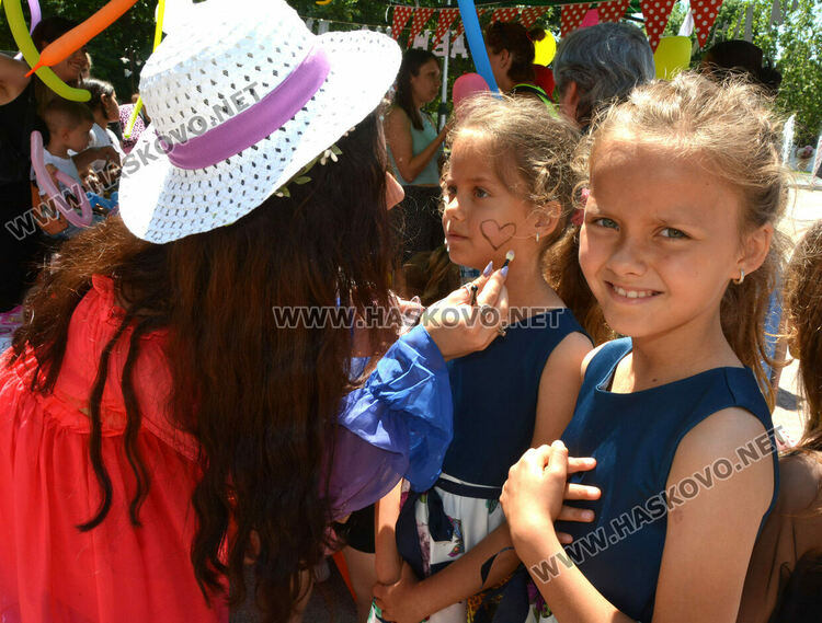 Актьорите Силвия Предова и Янко Митев забавляваха деца в Хасково на 1 юни