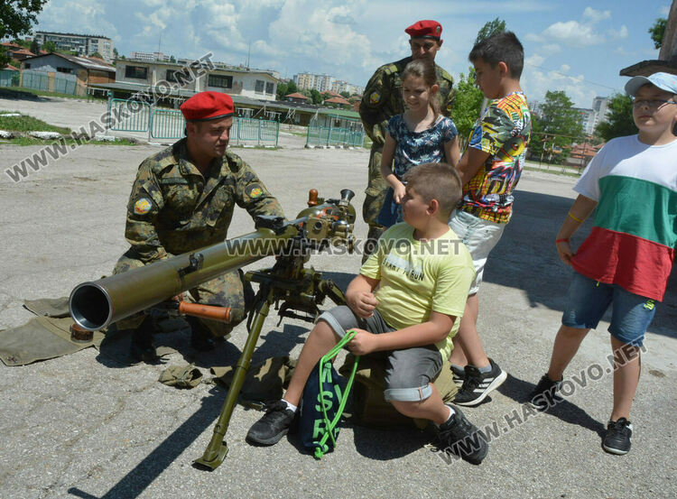 Ученици в казармата: стрелбите най-интересни