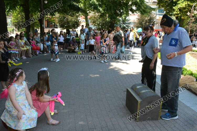 Актьорите Силвия Предова и Янко Митев забавляваха деца в Хасково на 1 юни