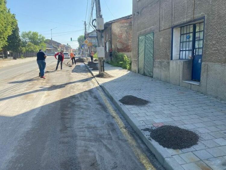 Още вчера вечерта започна почистването на наносите по пътните артерии и дъждоприемните шахти