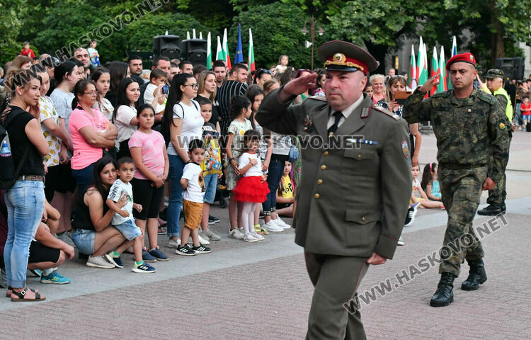 Заря в Хасково за Ботев и загиналите за свободата и независимостта на България  