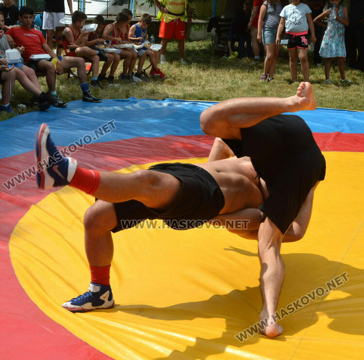 Националът по борба Георги Иванов спечели агне в турнир след победа над Георги Ванчев 