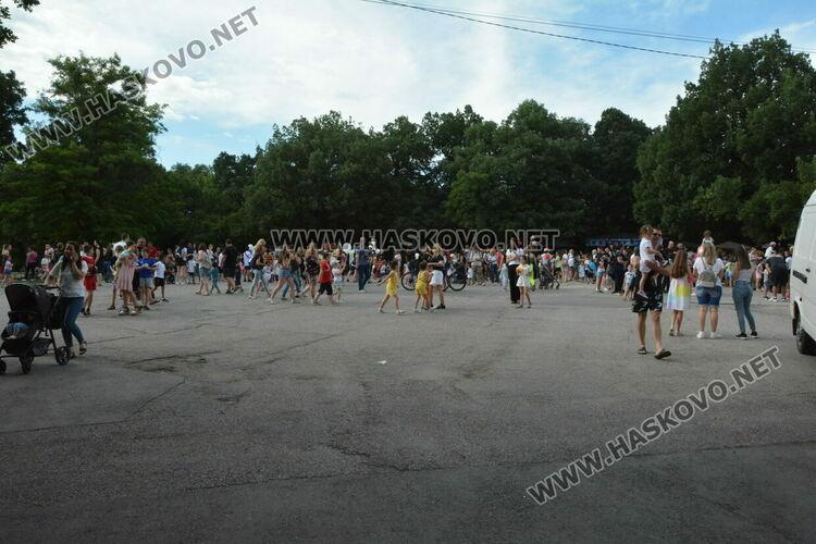 Дискотека на открито събра деца и възрастни в „Кенана“, имаше изненади и подаръци