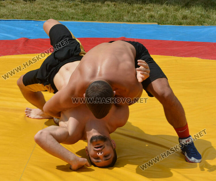 Националът по борба Георги Иванов спечели агне в турнир след победа над Георги Ванчев 