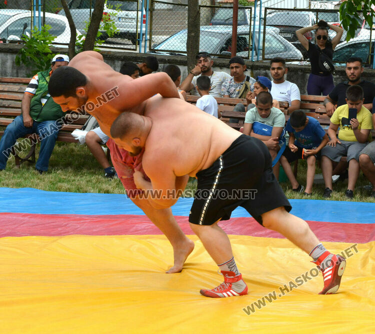 Националът по борба Георги Иванов спечели агне в турнир след победа над Георги Ванчев 