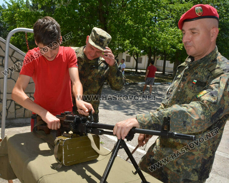 Ученици в казармата: стрелбите най-интересни