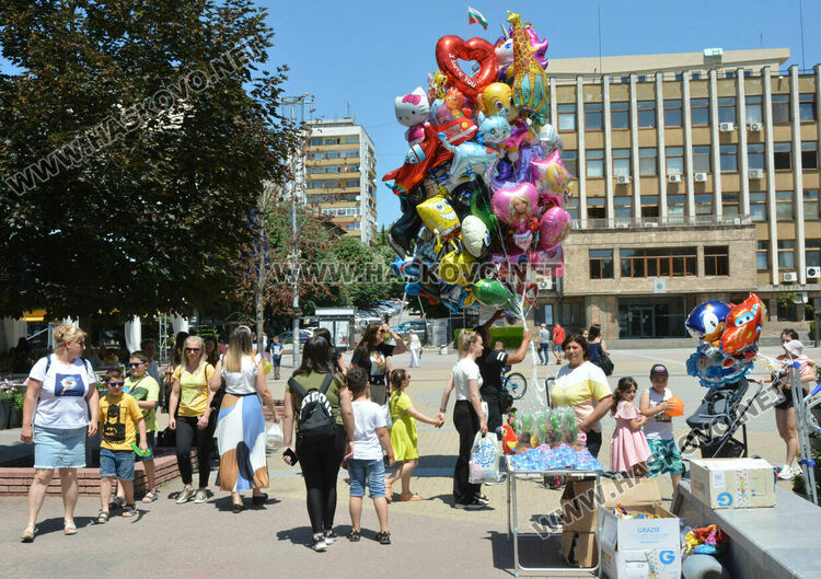 Актьорите Силвия Предова и Янко Митев забавляваха деца в Хасково на 1 юни
