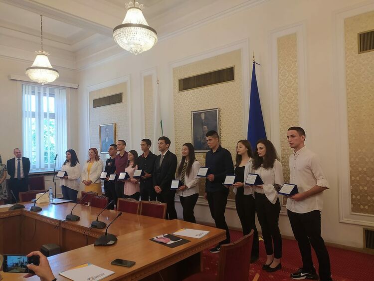 Деветокласници от СУ"Отец Паисий" с награди от национален конкурс за есе за парламента