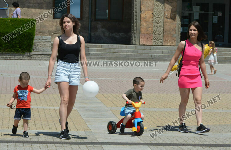 Актьорите Силвия Предова и Янко Митев забавляваха деца в Хасково на 1 юни