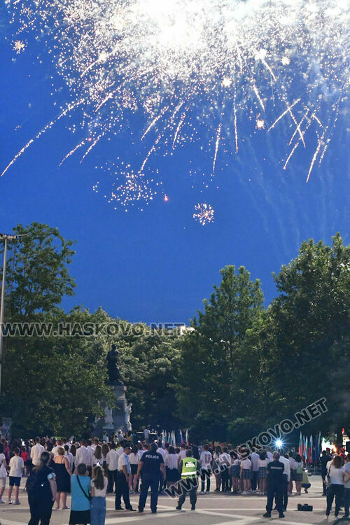 Заря в Хасково за Ботев и загиналите за свободата и независимостта на България  