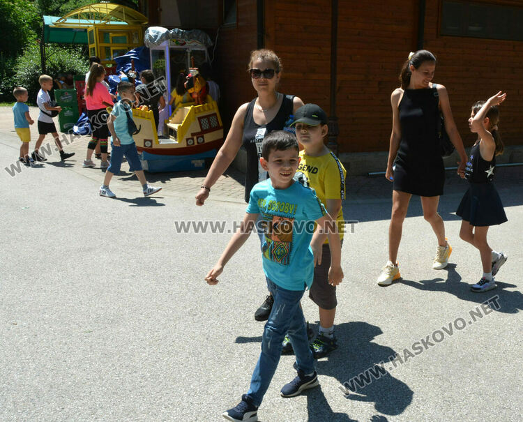Актьорите Силвия Предова и Янко Митев забавляваха деца в Хасково на 1 юни