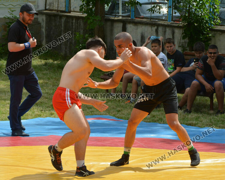 Националът по борба Георги Иванов спечели агне в турнир след победа над Георги Ванчев 