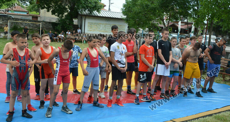 Националът по борба Георги Иванов спечели агне в турнир след победа над Георги Ванчев 
