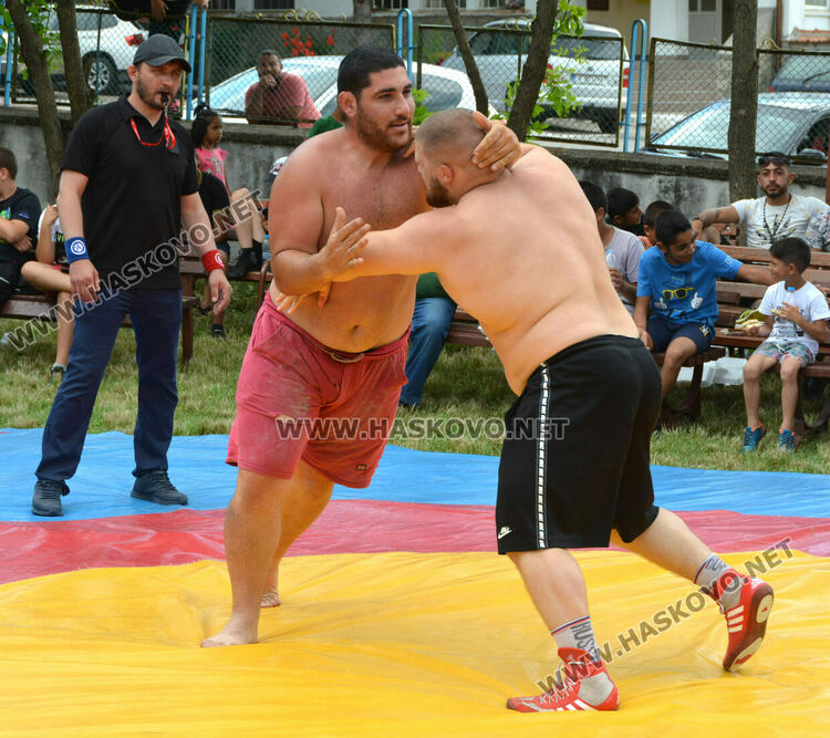 Георги Ванчев (с червено) и Георги Иванов (с черно)