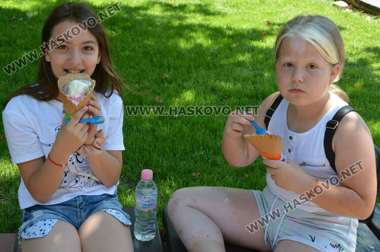 Актьорите Силвия Предова и Янко Митев забавляваха деца в Хасково на 1 юни