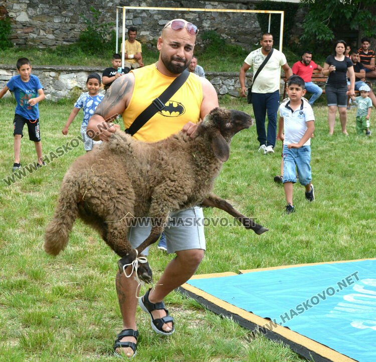 Един от спонсорите носи голямата награда - агне