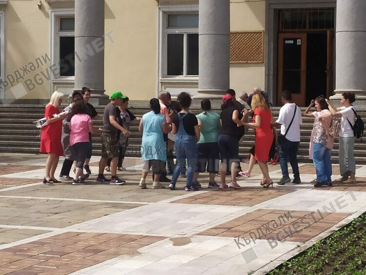 Подариха на децата с увреждания в Кърджали музикална постановка, Дома на културата осигури специална платформа за тях