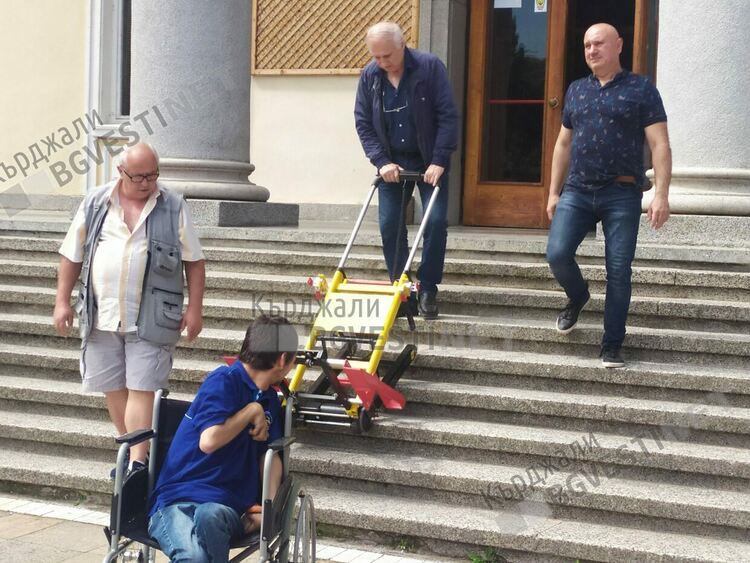 Подариха на децата с увреждания в Кърджали музикална постановка, Дома на културата осигури специална платформа за тях