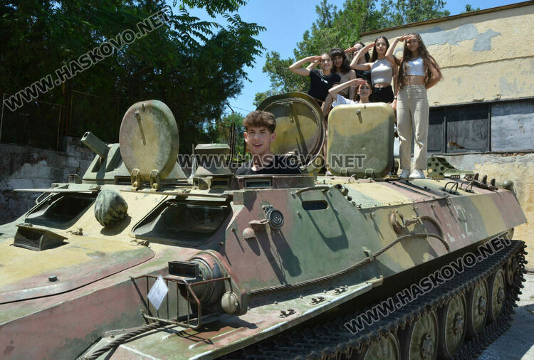 Ученици в казармата: стрелбите най-интересни