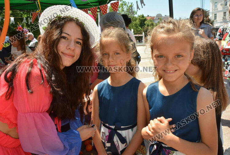Актьорите Силвия Предова и Янко Митев забавляваха деца в Хасково на 1 юни
