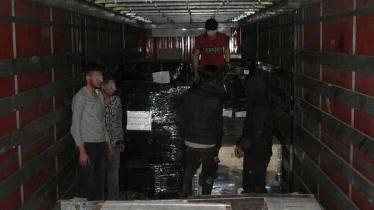 Задържаха нелегални сирийци, сомалиец и трафиканта им